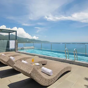 Hotel Mangata Beachfront - Rooftop Bar Sea View, Đà Nẵng